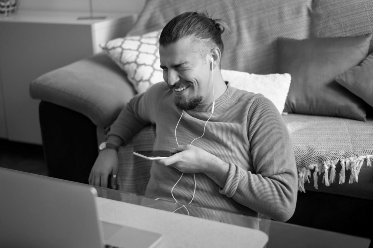 Espacio de trabajo con herramientas financieras y documentación